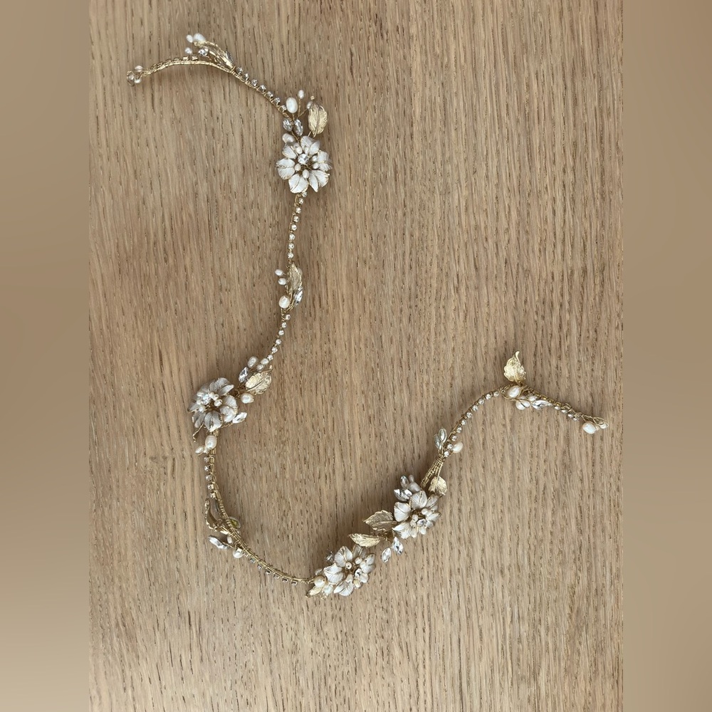 Delicate Wedding hairpiece - gold with pearls
